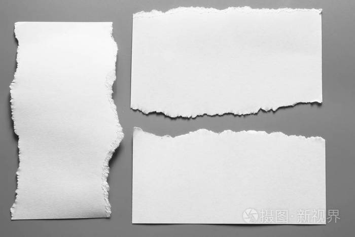 灰色背景上的白色撕破的纸收集纸张撕裂